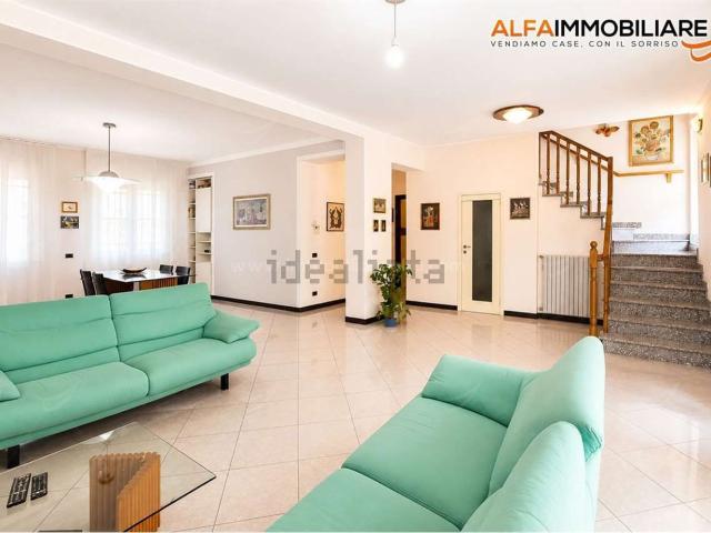 Villetta bifamiliare in vendita di 328 m² in Via della Riotta, 7