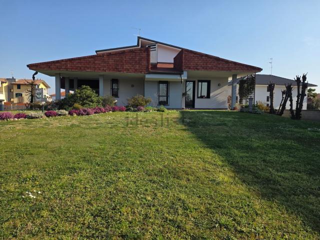 Villetta bifamiliare in vendita di 328 m² in Via per Cerro Maggiore