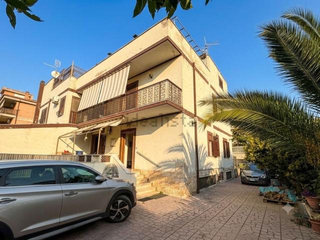 Villetta bifamiliare in vendita di 333 m² in Via Filiberto Petiti