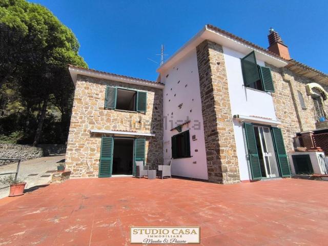 Villetta bifamiliare in vendita di 330 m² in Lungomare Alcide De Gasperi, 38