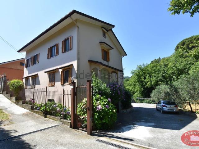 Villetta bifamiliare in vendita di 330 m² in Località Mezzano, 70