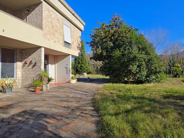 Villetta bifamiliare in vendita di 330 m² in Strada Provinciale Arronese