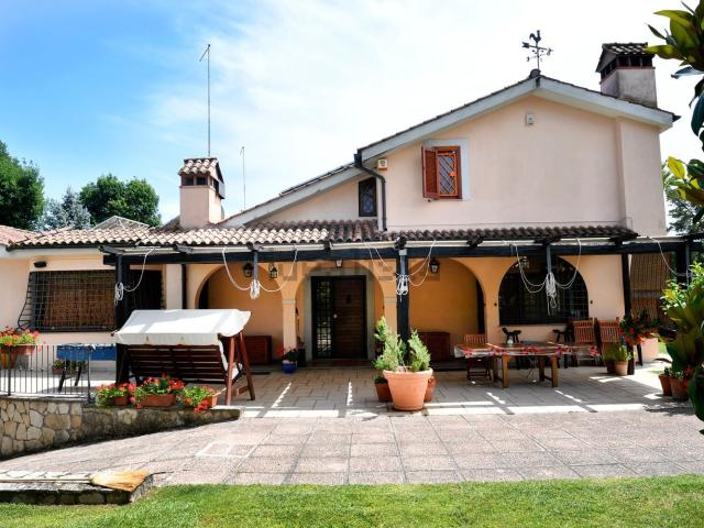 Villetta bifamiliare in vendita di 330 m² in Via Tommaso Albinoni
