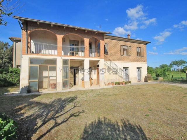 Villetta bifamiliare in vendita di 330 m² in Via Valdichiana