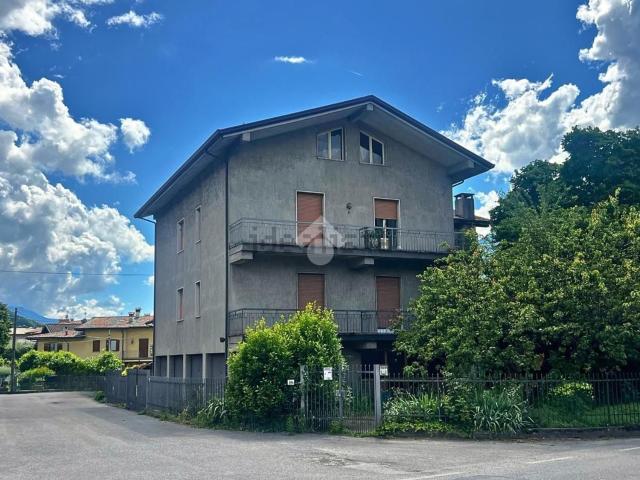 Villetta bifamiliare in vendita di 330 m² in Via Alessandro Manzoni, 89