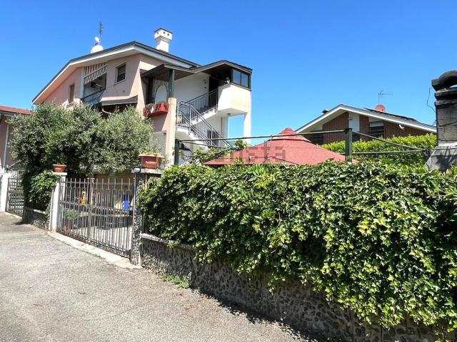 Villetta bifamiliare in vendita di 330 m² in Via Annibale Pastore, 8