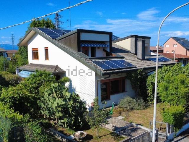 Villetta bifamiliare in vendita di 330 m² in Via B. Zendrini, 5