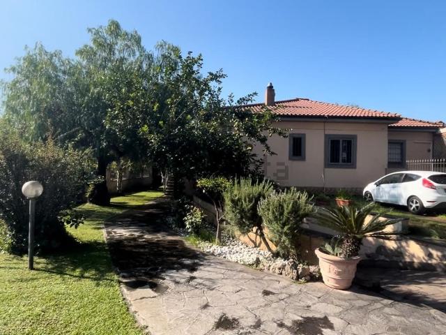 Villetta bifamiliare in vendita di 330 m² in Via dei Laghi, 25