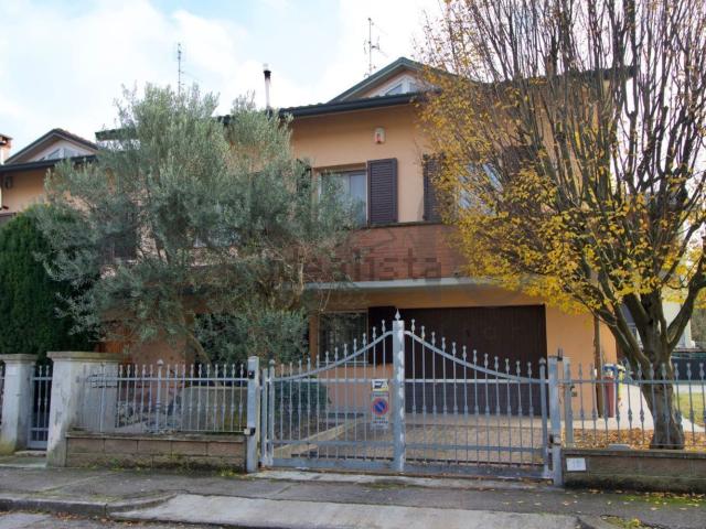 Villetta bifamiliare in vendita di 330 m² in Via dell&apos Acqua