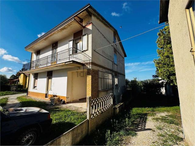 Villetta bifamiliare in vendita di 330 m² in Via delle Cartiere