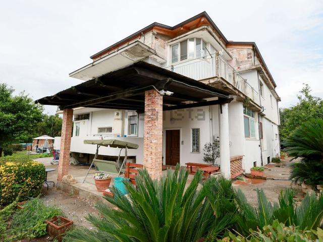 Villetta bifamiliare in vendita di 330 m² in Via Giovanni Caboto, 5