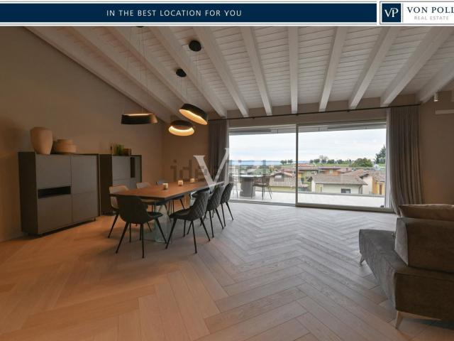 Villetta bifamiliare in vendita di 330 m² in Via Lago Lucone
