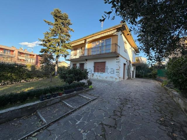 Villetta bifamiliare in vendita di 330 m² in Via Mezzocolle, 29