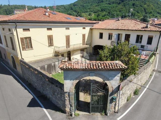 Villetta bifamiliare in vendita di 330 m² in Via Simoni, 31