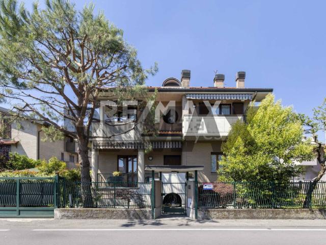 Villetta bifamiliare in vendita di 331 m² in Via Como, 24