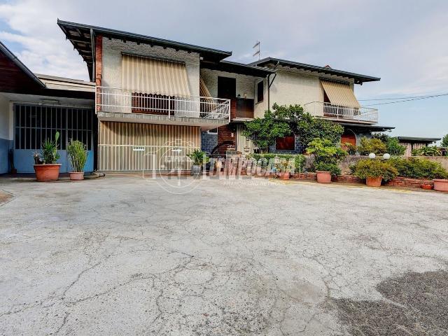 Villetta bifamiliare in vendita di 331 m² in Via Roma, 20