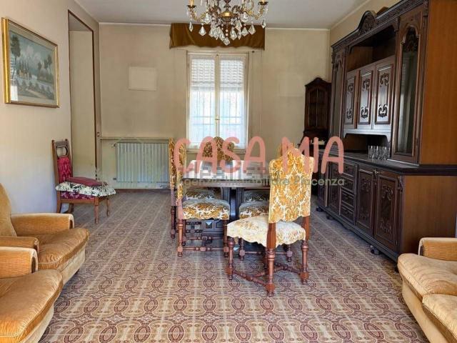 Villetta bifamiliare in vendita di 331 m² in Piazza municipio