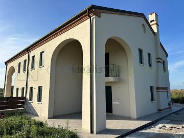 Villetta bifamiliare in vendita di 332 m² in Via Alto Adige, 146
