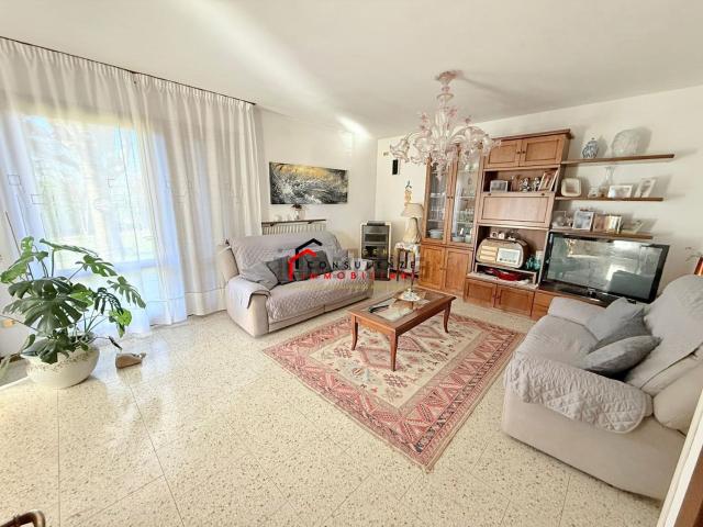 Villetta bifamiliare in vendita di 332 m² in Via Postumia