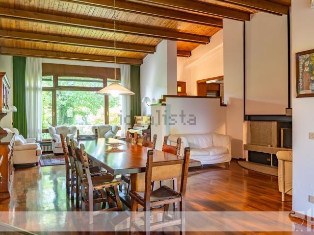 Villetta bifamiliare in vendita di 332 m²