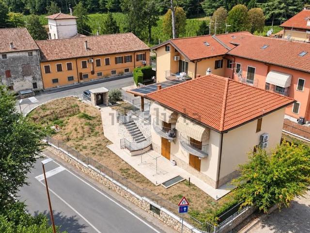 Villetta bifamiliare in vendita di 337 m² in Via Giovanni Stegagno, 2