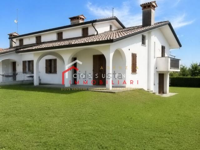 Villetta bifamiliare in vendita di 337 m² in Via Santandrà