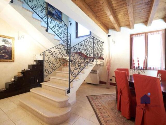 Villetta bifamiliare in vendita di 337 m² in Viale della Rimembranza, 72