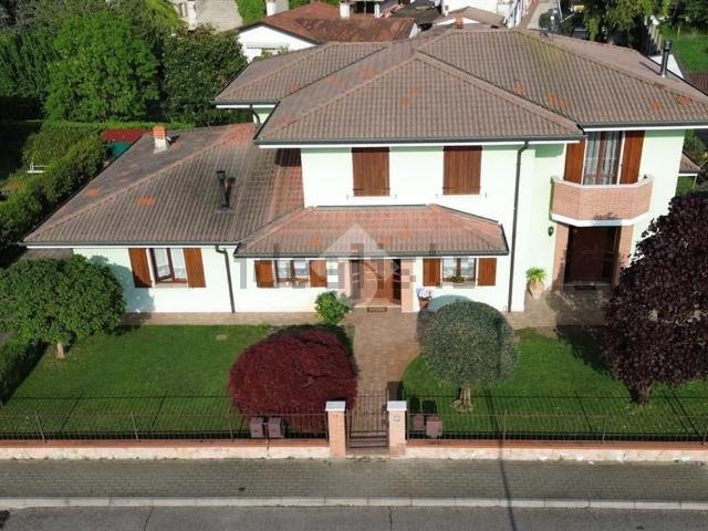 Villetta bifamiliare in vendita di 335 m² in Via Unione Europea, 22