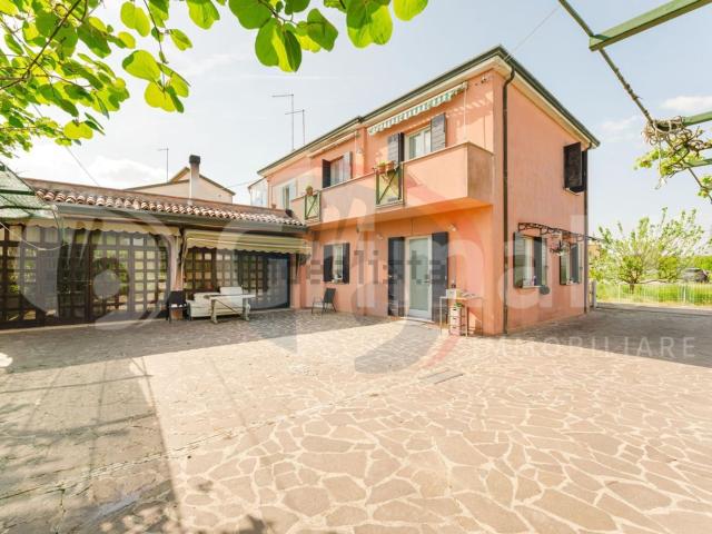 Villetta bifamiliare in vendita di 335 m² in Via Vandura