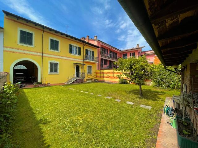 Villetta bifamiliare in vendita di 335 m² in Via Martin Luther King