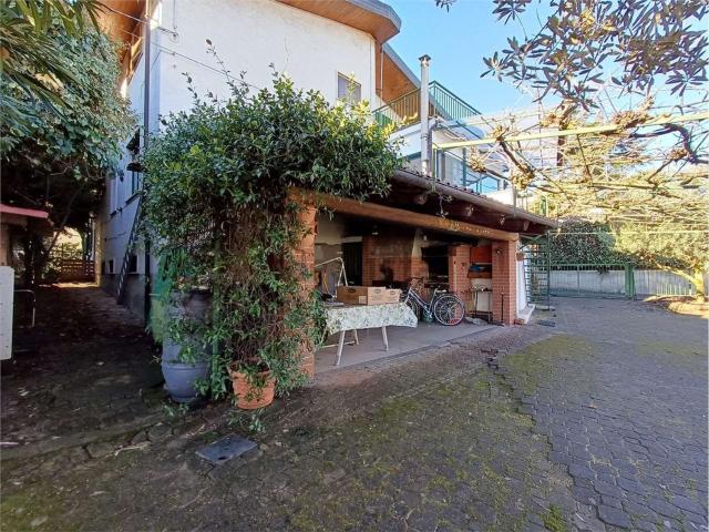 Villetta bifamiliare in vendita di 335 m² in Via Martiri del Cudine, 18