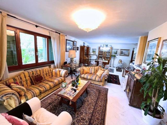 Villetta bifamiliare in vendita di 335 m² in Via Pelucara
