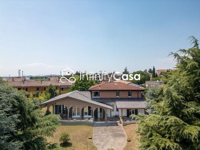 Villetta bifamiliare in vendita di 336 m² in Via Don Giovanni Bosco