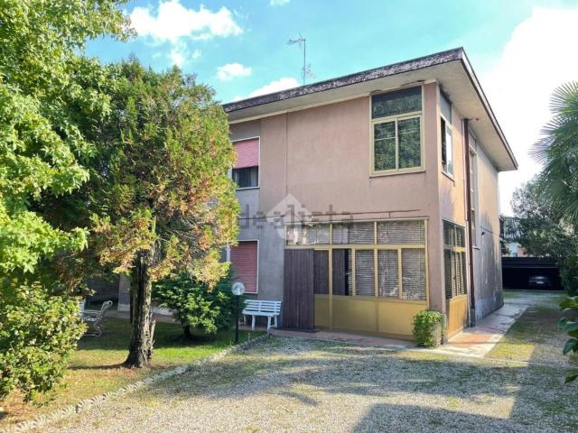Villetta bifamiliare in vendita di 336 m² in Via Giosuè Carducci, 3