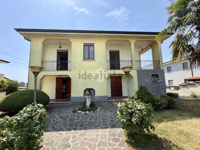 Villetta bifamiliare in vendita di 336 m² in Via Palazzina