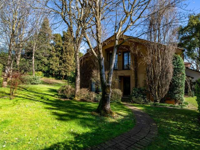 Villetta bifamiliare in vendita di 338 m² in Via Silvio Pellico, 14
