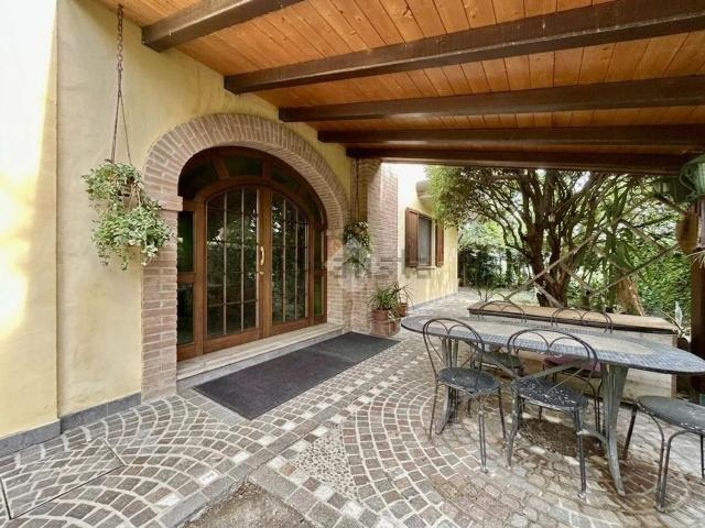 Villetta bifamiliare in vendita di 339 m² in Via Veneto, 35