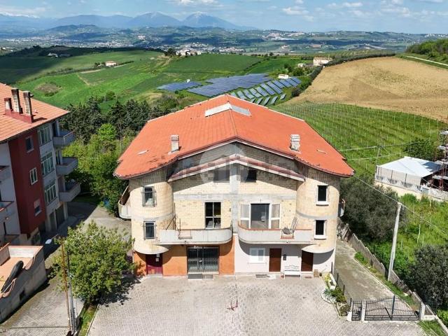 Villetta bifamiliare in vendita di 440 m² in Via Fonte del Capitano, 9