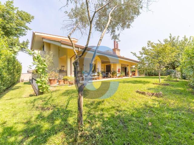 Villetta bifamiliare in vendita di 220 m² in Via San Luca, 1