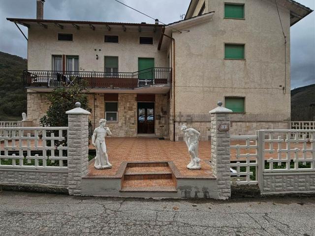 Villetta bifamiliare in vendita di 441 m² in Frazione Pontile, 46