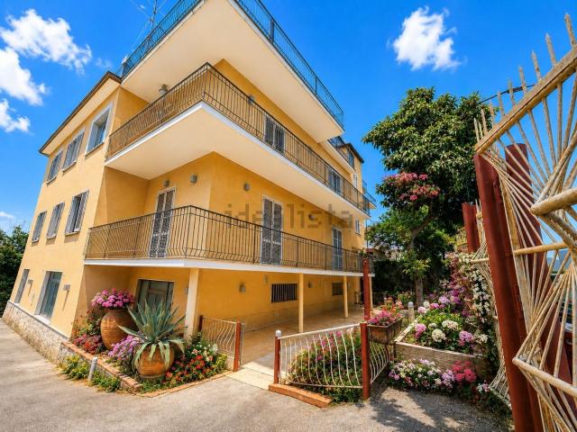 Villetta bifamiliare in vendita di 445 m² in Via Circumvallazione