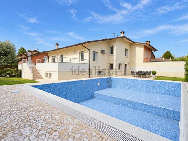 Villetta bifamiliare in vendita di 448 m² in Via San M. Maddalena, 10