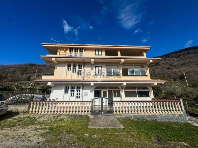 Villetta bifamiliare in vendita di 450 m² in Contrada Campo