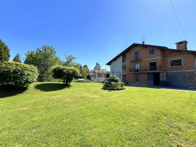Villetta bifamiliare in vendita di 450 m² in Frazione Villa, 5