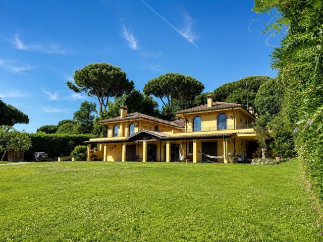 Villetta bifamiliare in vendita di 450 m² in Largo Olgiata