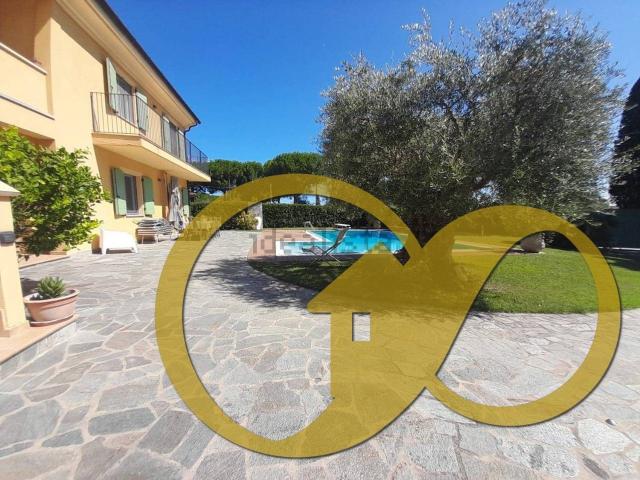 Villetta bifamiliare in vendita di 450 m² in Strada Pisciarelle