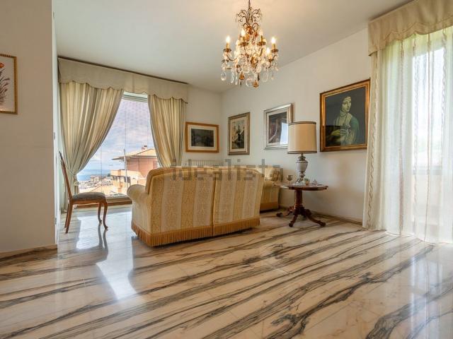 Villetta bifamiliare in vendita di 450 m² in Via Villa Petrara