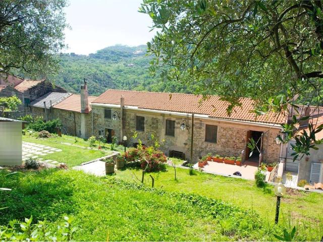 Villetta bifamiliare in vendita di 450 m² in Via Canepa