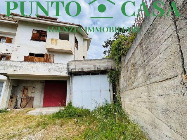 Villetta bifamiliare in vendita di 450 m² in Via Canneto Morelli