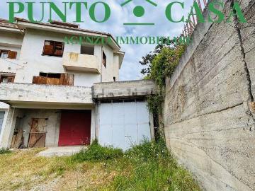 Villetta bifamiliare in vendita di 450 m² in Via Canneto Morelli